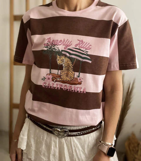 Remera California raya ancha