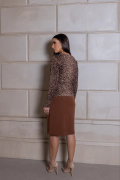 BLUSA DECOTE TRANSPASSE ONÇA - 8991 na internet