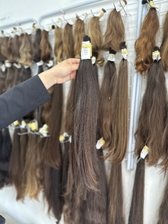 CABELO HUMANO CASTANHO NATURAL 67 CM 170 GRAMAS - ETIQUETA PRATA - comprar online