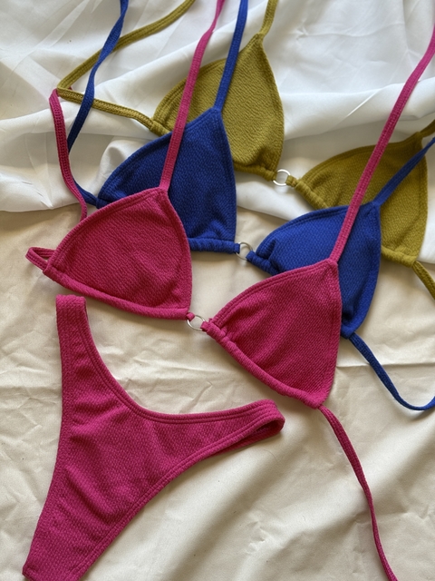 Bikini texturada anillo (less en V)