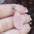 Pingente de Pedra Quartzo Rosa - Gota Pino - comprar online