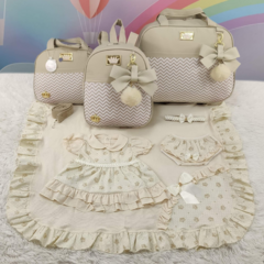 KIT BOLSA MATERNIDADE 3 PEÇAS CHEVRON BEGE + SAIDA MATERNIDADE MENINA - Let Baby Bolsas De Maternidade