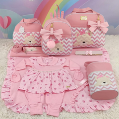 KIT BOLSA MATERNIDADE 5 PEÇAS URSO CHEVRON ROSA + SAÍDA MATERNIDADE MENINA - comprar online