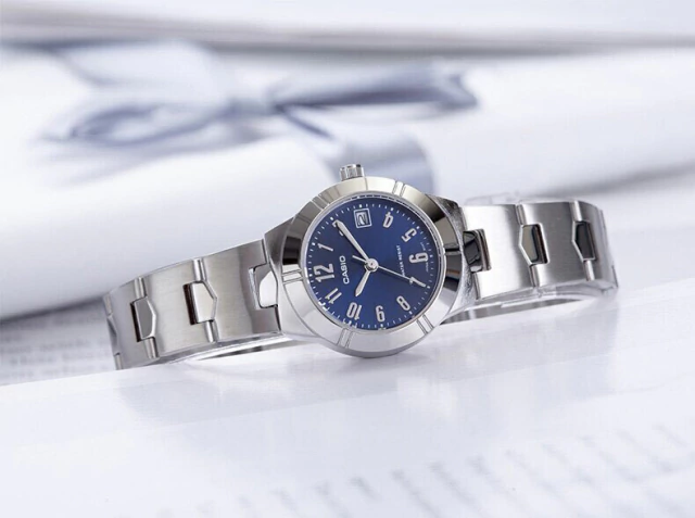 Reloj Casio de dama con malla de acero.