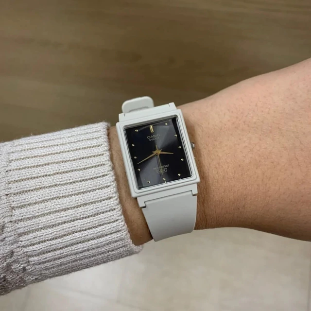 Reloj Casio unisex rectangular con malla de silicona con fondo gris oscuro