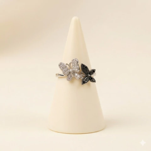 Anillo de plata con cubics blancos y negros mariposas