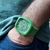 Reloj Adidas unisex con malla de silicona y fondo verdes en internet