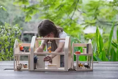 CASA DE MUÑECAS PORTÁTIL ¡De madera de Caucho! + BEBOTE BORIS en internet