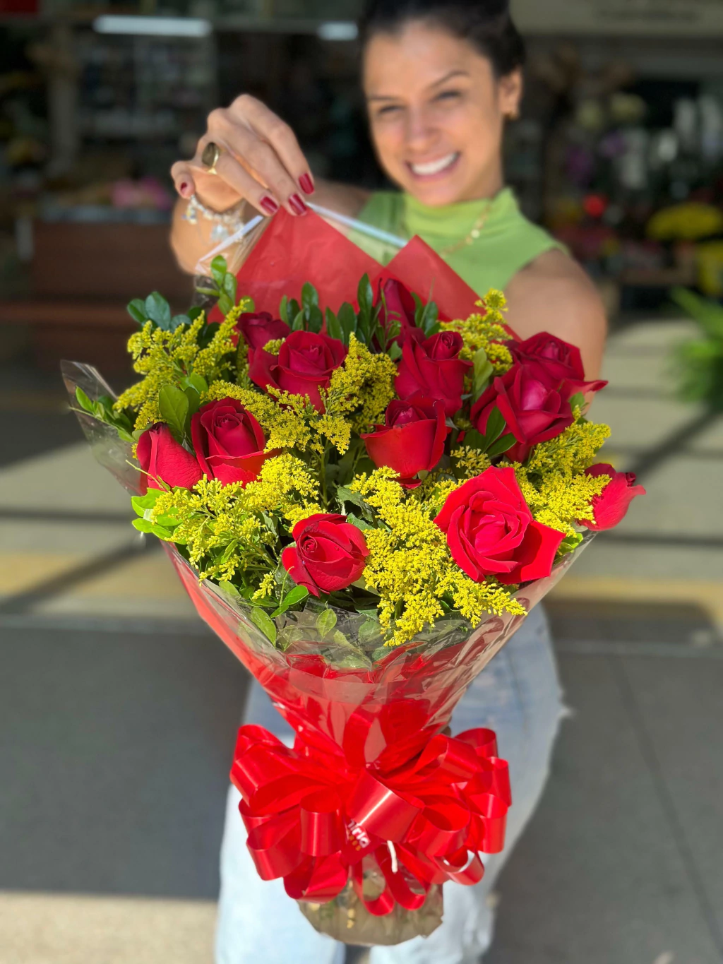 Buquê com 12 rosas vermelhas - Embalagem tradicional