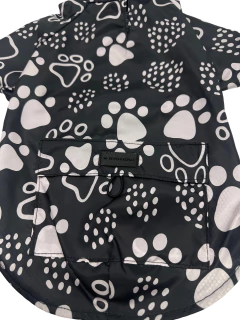 CAMPERA IMPERMEABLE CON CAPUCHA HUELLAS-RR - Pet Crows