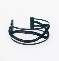 BRAZALETE NEGRO CRUZADO en internet