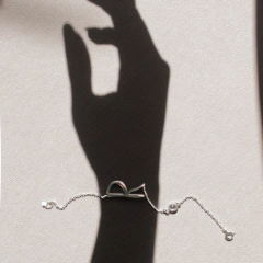 PULSERA DE PLATA CON INICIAL Y DETALLE EN CUBIC en internet