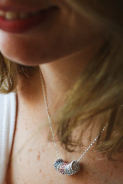 COLLAR CON ARANDELAS ARCOIRIS - AMS
