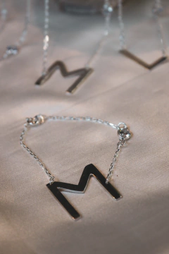 PULSERA DE PLATA CON INICIAL Y DETALLE EN CUBIC - tienda online