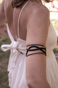 BRAZALETE NEGRO CRUZADO