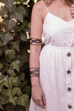 BRAZALETE NEGRO LÍNEAS RIGIDAS - comprar online