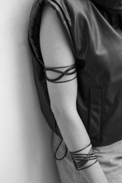 BRAZALETE NEGRO LÍNEAS RIGIDAS - AMS
