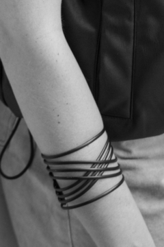 BRAZALETE NEGRO LÍNEAS RIGIDAS en internet