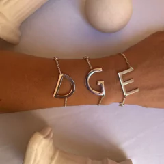 PULSERA DE PLATA CON INICIAL Y DETALLE EN CUBIC - AMS