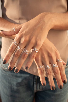 ANILLO CON INICIAL REGULABLE - tienda online
