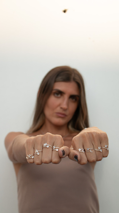 ANILLO CON INICIAL REGULABLE en internet