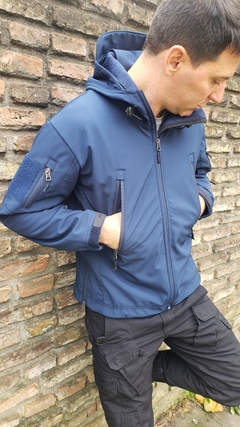 CAMPERA TACTICA CON CAPUCHA - VESTIRMAS