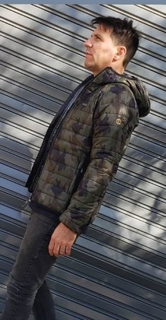 CAMPERA EXPLORA INFLADA CON CAPUCHA E INTERIOR REFRACTANTE ALUMINIZADO - comprar online