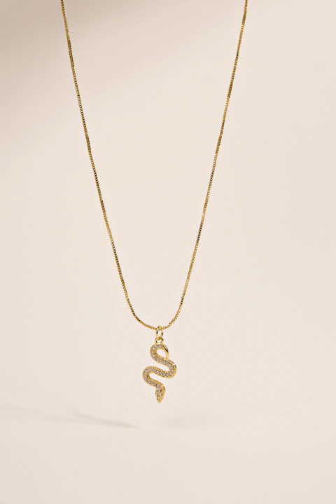 COLLAR CADENA VENECIANA CON DIJE SERPIENTE CIRCÓN