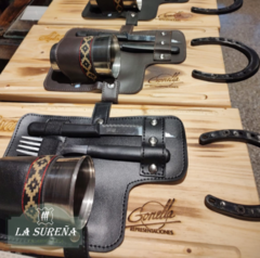 juego asado tabla con vaso, herradura y cubiertos - tienda online