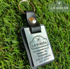 Llavero cuero con acrílico bicapa plateado grabado