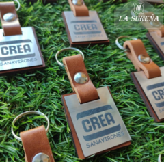 Llavero cuero con acrílico bicapa plateado grabado - comprar online