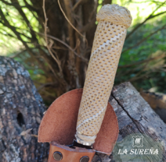 Imagen de cuchillo rustico en tiento vaina cuero costura tiento 26 cm