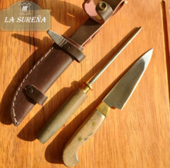 Juego cuchillo con chaira en vaina cabo madera y bronce 22 cm - comprar online