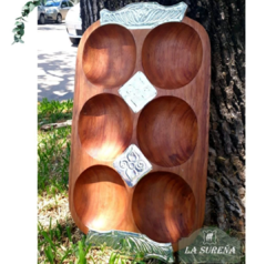 Tabla de madera con divisiones de alpaca, ideal para picadas, con seis compartimentos redondeados y alpaca en el centro 