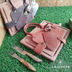 juego de asado cuero y tabla 21X27 y cubiertos - LA SUREÑA