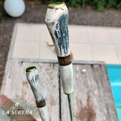 Juego de asador pinza expulsora y cuchilla cabos ciervo anillado 42 cm - comprar online