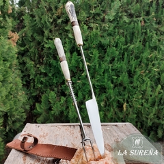 Juego de asador pinza expulsora y cuchilla cabos ciervo anillado 42 cm
