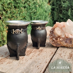 Mate Calabaza forrado en cuero con dije y patas reforzadas - LA SUREÑA
