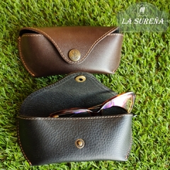 Porta anteojos de cuero vacuno con pasacinto y broche - comprar online