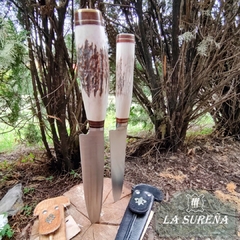 Imagen de cuchillo artesanal hoja acero inoxidable cabo ciervo y dije 28 cm