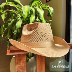 Sombrero tipo cowboy tramado con cinta liso