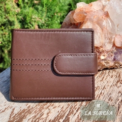 billetera de cuero con solapa y rabillo con imán