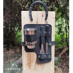 juego asado tabla con vaso, herradura y cubiertos - comprar online