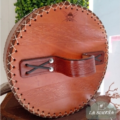 Porta platos y cubiertos de cuero con manija