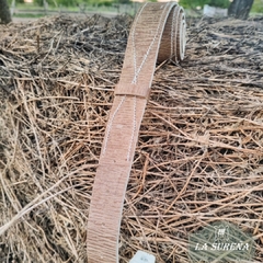 lonja de cuero crudo con detalle de costura en el centro - comprar online