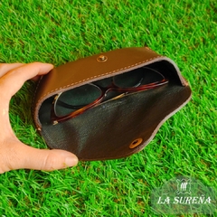 Porta anteojos de cuero vacuno con pasacinto y broche - tienda online