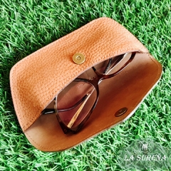 Porta anteojos de cuero vacuno con pasacinto y broche - comprar online
