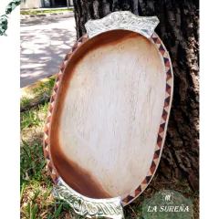 Batea ovalada de madera con detalle de alpaca
