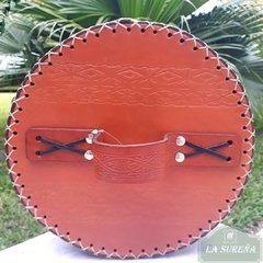 Imagen de Porta platos y cubiertos de cuero con manija