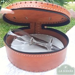 Porta platos y cubiertos de cuero con manija - LA SUREÑA